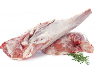 Parer, dégraisser, déboiter une épaule d'agneau