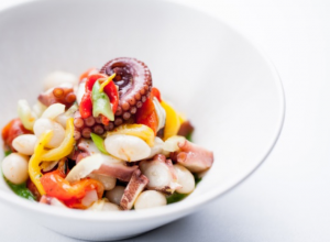 Salade de poulpe, haricots coco et poivron confit