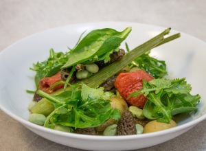 Légumes de printemps et salade à la grecque