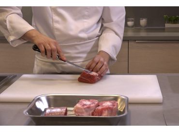 Technique pour parer, dégraisser une viande pour un pot-au-feu