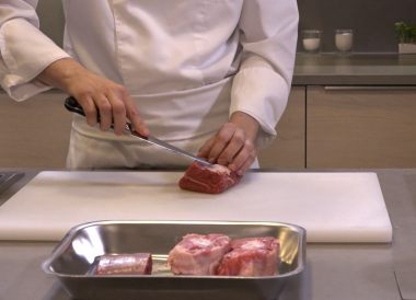 Technique pour parer, dégraisser une viande pour un pot-au-feu