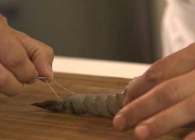 Retirer le boyau d'un crustacé