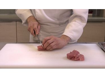 Technique pour parer, dégraisser, tailler des morceaux de veau