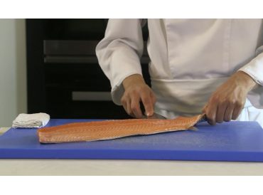 Technique pour lever et parer les filets d'un saumon