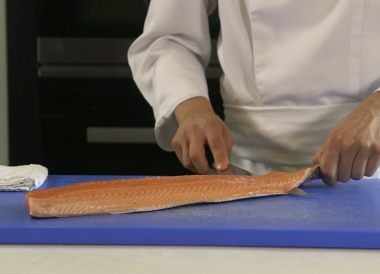Technique pour lever et parer les filets d'un saumon