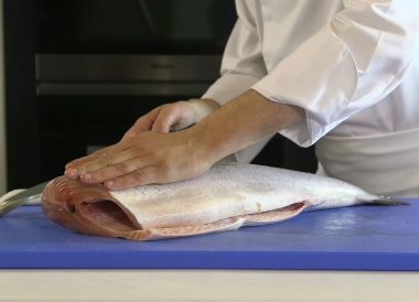 Technique pour lever les filets de saumon