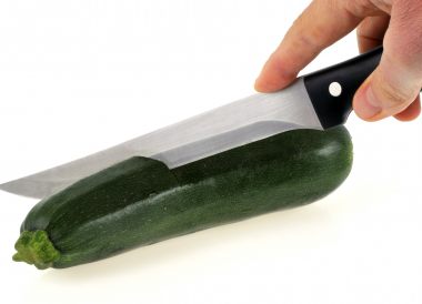 Technique pour tailler une courgette en biseaux