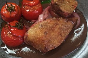 Pigeon de Racan et foie gras de canard, tomate à la tomate,   pistou d'herbes tendres