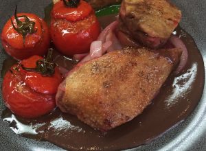 Pigeon de Racan et foie gras de canard, tomate à la tomate,   pistou d'herbes tendres
