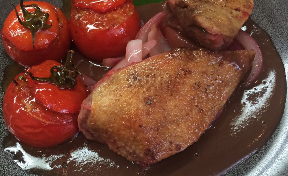 Pigeon de Racan et foie gras de canard, tomate à la tomate,   pistou d'herbes tendres