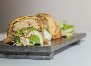 Tourte de canard au foie gras, salade de pissenlits, citron confit et girolles