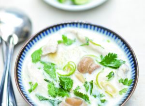 Soupe tom kha kai de poulet au lait de coco