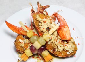 Crumble de homard, chutney de potiron, fruits frais par Alain Ducasse