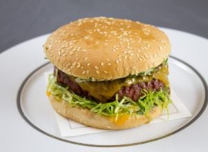 Recette de cheeseburger à l'échalote par Alain Ducasse