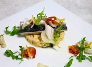 Maquereaux marinés au vin blanc,  « panzanella in bianco » citron, lard, jambon, herbes
