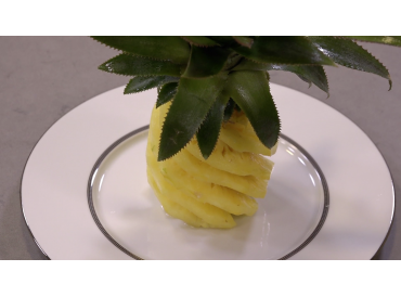 Technique pour tailler un ananas par Alain Ducasse