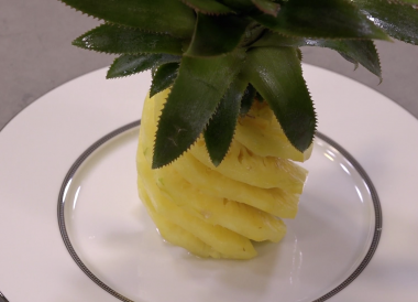 Technique pour tailler un ananas par Alain Ducasse