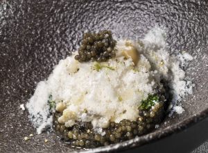 Caviar alverta impérial, neige de chou-fleur, noisettes fraîches