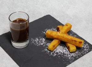 Recette de Polenta croustillante aux fruits secs, sauce chocolat par Alain Ducasse