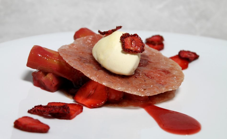 Rhubarbe, fraises cuites et crues glace vanille par Alain Ducasse