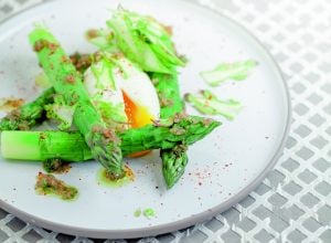 Recette d'asperges verts, œuf, mollet vinaigrette par Alain Ducasse
