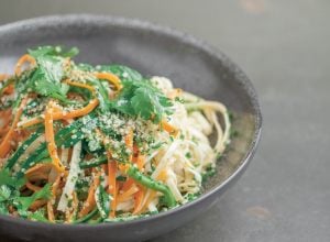 Spaghetti de légumes aux graines de chanvre