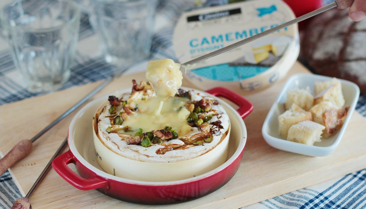 Recette de Camembert rôti au miel et aux fruits secs par Académie Du