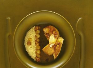 Couscous de poulet aux raisins secs et oignons caramélisés par Alain Ducasse