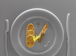 Vitello tonnato crostini tartinés d’un hachis d’herbes par Alain Ducasse