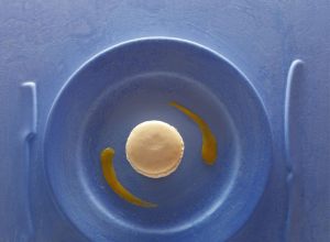 Gros macarons fourrés d’une crème de calisson par Alain Ducasse