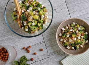 Salade tiède de quinoa au brocoli, feta et noisettes