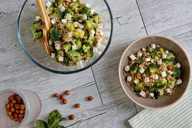 recette de salade tiède de quinoa au brocoli, feta et noisettes