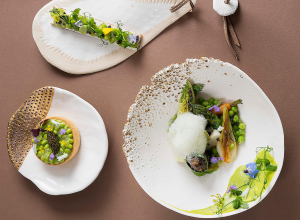 Petit pois, févettes, brousse du Rove des garrigues, extraction des cosses, vinaigrette tiède de truffe, fine tarte au caviar osciètre clair