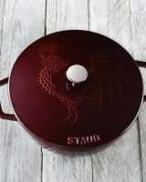 Gravé dans la fonte, le Coq Gaulois s’invite à votre table