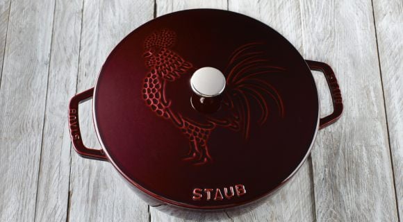 Gravé dans la fonte, le Coq Gaulois s’invite à votre table
