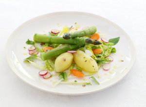 Salade printanière de légumes crus et cuits, vinaigrette au balsamique