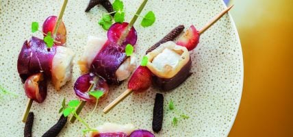 Brochettes de magret fumé au chèvre frais et vinaigrette de sureau