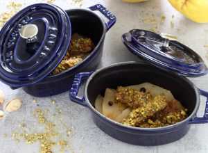 Bâtonnets de foie gras panés aux pistaches, coings poêlés en mini cocotte