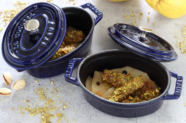 Bâtonnets de foie gras panés aux pistaches, coings poêlés en mini cocotte