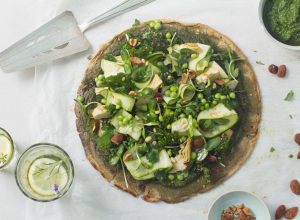 Pizza verde fine, pesto de chou kale & cœur d’artichaut