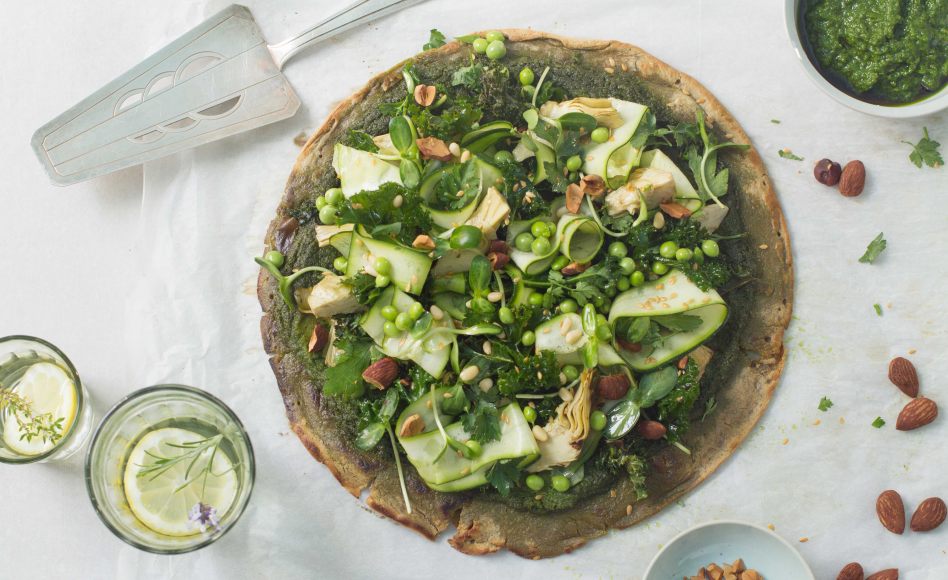 Recette de pizza verde fine, pesto de chou kale & cœur d’artichaut par Romain Meder