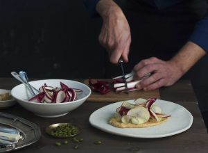 Recette de salade d'endives rouges, sauce crémeuse aigre-douce par Romain Meder