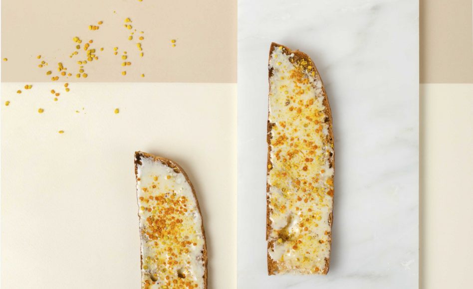 Recette de tartines de pain à la cire, rayon de miel émulsionné, pollen frais par Jessica Préalpato