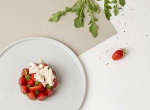 Recette de fraises, pistou de roquette et caillé de chèvre par Jessica Préalpato