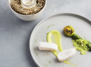 Recette de lieu jaune cuit et cru, courgettes fleurs, yaourt au foin par Alain Ducasse