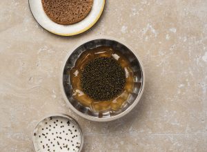Recette de lentilles vertes du Puy et caviar, délicate gelée fumée par Alain Ducasse