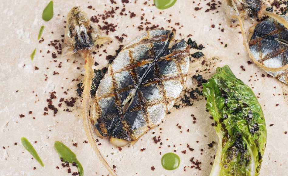 Recette de sardine de Bretagne, cœur de romaine grillé, estragon par Alain Ducasse