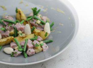 Tartare de veau, pêches blanches, haricots verts