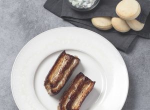 Recette de poitrine de cochon, pain de mie condiment yaourt-concombre par Alain Ducasse