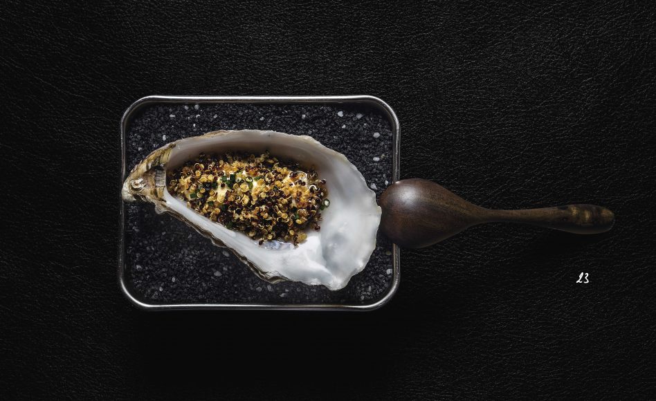 Recette d'huître au quinoa frit et granité vodka-passion par Akrame Benallal.